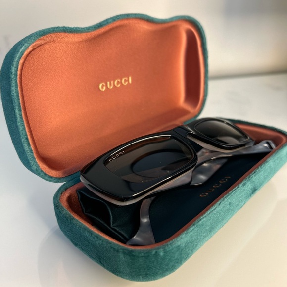 Gucci 52mm Slim Rectangular Sunglasses in Black with Pearl Interior- GG0516S 001 - Picture 4 of 11